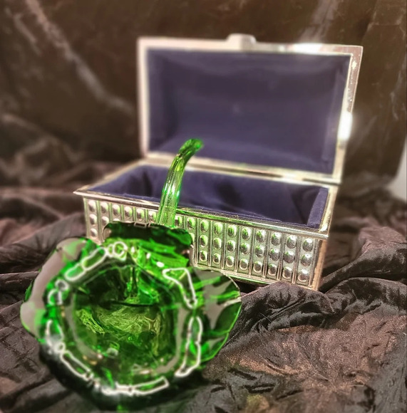 0268. Hand~Blown Beauty of a Classic Bud Vase ~ 👌 Deep Green 😍🥰 - Picture 3 of 8